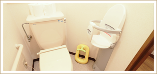 オムツ台が設置されたトイレ。買い物途中の授乳やオムツ替えに利用することもできる。