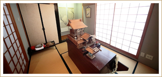 海外から日本にやってくる知人に、3階の和室を開放することも。床の間がある畳の空間はゲストに大好評だという。