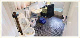 泥んこ遊びで汚れた子どもの手足を洗い流せるシャワー室も完備。奥の部屋は授乳やオムツ替えにも使える。
