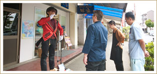 広島で活躍するパフォーマー、KURAUさんの「動くマネキン」が登場したことも。