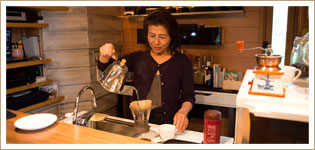 敬子さんが淹れるコーヒーは1杯300円。色々と飲み比べて自分がおいしいと思ったコーヒー豆を使っているという。
