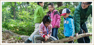 時にはカフェを飛び出し、野外活動を行うことも。「妙高リブランの森」（新潟県妙高市）にて、都会っ子たちが大自然と触れ合えるキャンプを開催