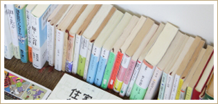 「人の本っておもしろいですよね」。集まってくる本を読むのは、篠原さん自身の楽しみでもある