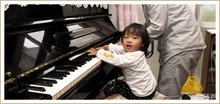 ピアノも子どもにとってはかっこうのおもちゃ。基本的に、この家のものはなんでも使ってOK
