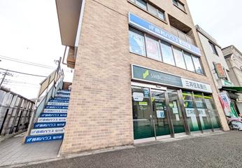 「仙川」駅改札を出て左手側を見るとすぐ視界に入る位置にあり迷いません!提携駐車場もご用意しておりますので、どうぞお気軽にご来店下さいませ。