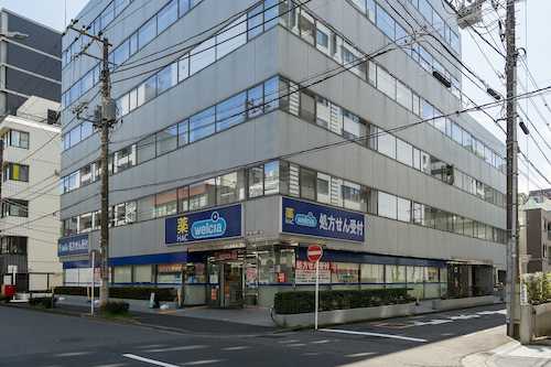 関内駅から徒歩2分、1階がドラッグストアのビルの2階が当社になります。