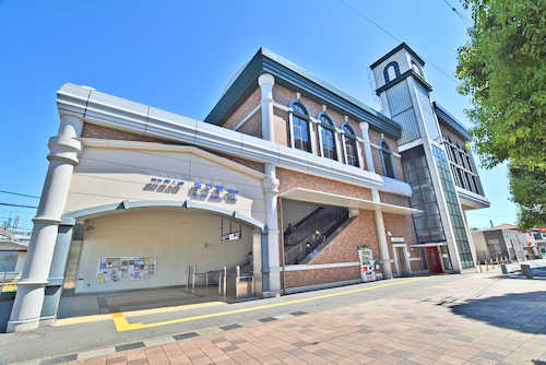 東武東上線・越生線「坂戸」駅　南口より徒歩１分。駅を背にロータリーの左側、学習塾の隣です。