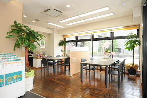店内はお客様に安心してお寛ぎ頂けるように明るくカフェの様な雰囲気で、キッズコーナーも完備しております。
