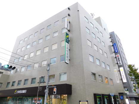 三井住友銀行都立大学駅前ビル3階に入っております。