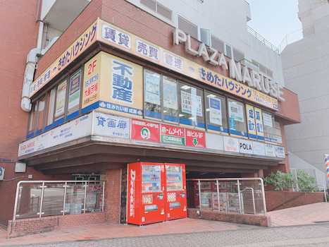 JR横浜線「成瀬」駅　改札出て北口にバスロータリーがあり、右手に見える「りそな銀行」のとなり、プラザナルセ１階です！