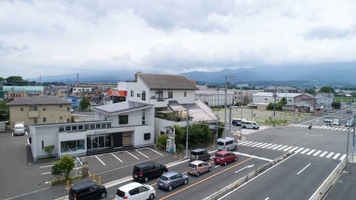 マッケンジーハウス小田原東支店の前面道路状況