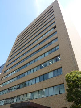朝日新聞社のお隣のビル、「築地浜離宮ビル」の１階です。