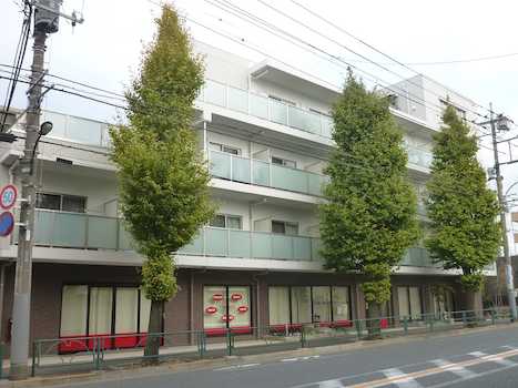 狛江駅より世田谷通り方向に向かって頂き、世田谷通り沿いにございます。