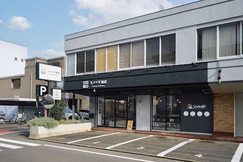 ・店舗目の前に共用駐車場有