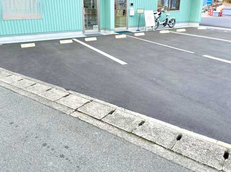 店舗前にお客様駐車場(3台)ございます。ご自由にお停め下さい。