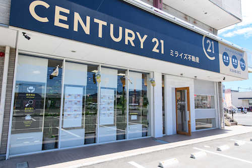 店舗前に２０台以上の駐車スペースがございます。不動産のご売却とご購入は「地元に強い！」センチュリー２１ミライズ不動産にお任せ下さい。