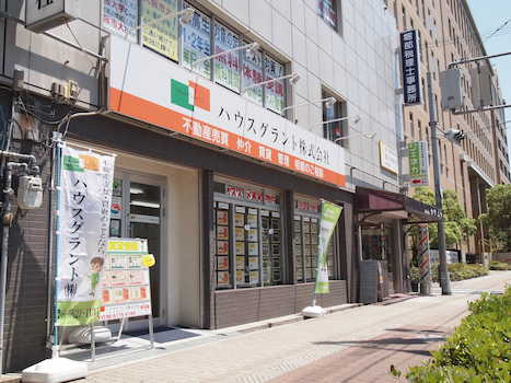 地下鉄御堂筋線昭和町駅３番出口を南へ３分です。あびこ筋沿いで桃山学院北隣の間口の広いお店です。