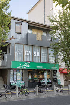 【外観写真】1階にエイブルさんやクリーニング屋さんが入られているビルの2階になります。「CASA」を目印にお越しくださいませ。