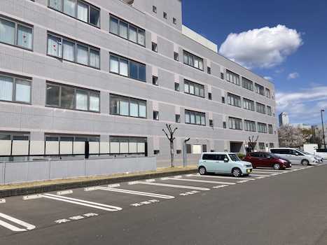 建物南側に大きな来客用駐車場があります。