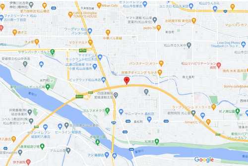 国道33号線（砥部道路）を松山自動車道沿いに東に行くと見えてくる大きな、あっピュアハウスが目印！
