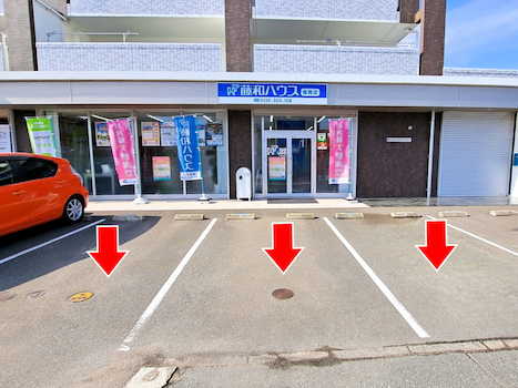 店舗前には3台分の駐車場を完備!ぜひお車でのご来店をお待ちしております。