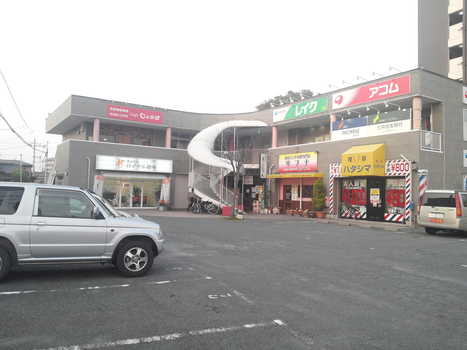 駐車場入り口から見て正面の１階店舗です（平成27年3月3日に2階から1階へ移転いたしました!）