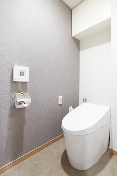 Suumo 広く見えるタンクレストイレを採用し グレーで落ち着く空間を演出している アクアラボの施工実例 リフォーム情報