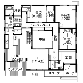 【渡邊工務店】 「天然木の家・快適エコライフ」平屋プラス岡崎展示場｜中庭を中心に巡る、回遊性のある家の間取り図(1階)